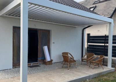 Fehér színű, fali pergola teraszon