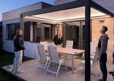 Fekete színű, fali pergola este, LED világítással