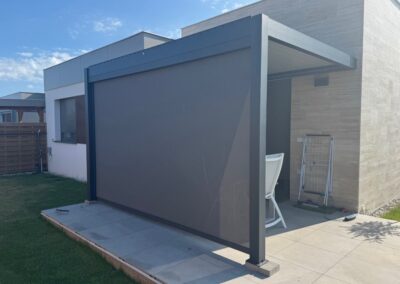 Modern, fali pergola oldalfallal