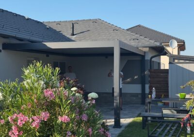 Modern, fali pergola egy teraszon